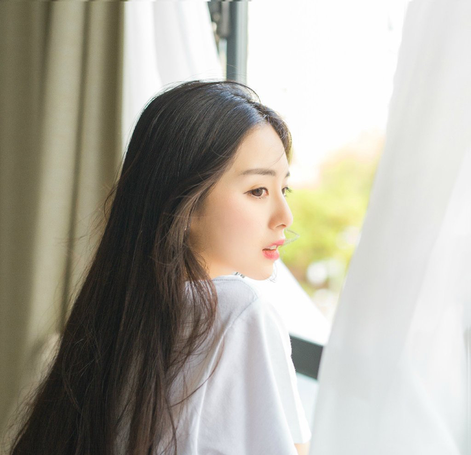一名失去武器的虎卫趁其不备，咆哮着从后面抱向夜鹰那看起来纤弱的身体。